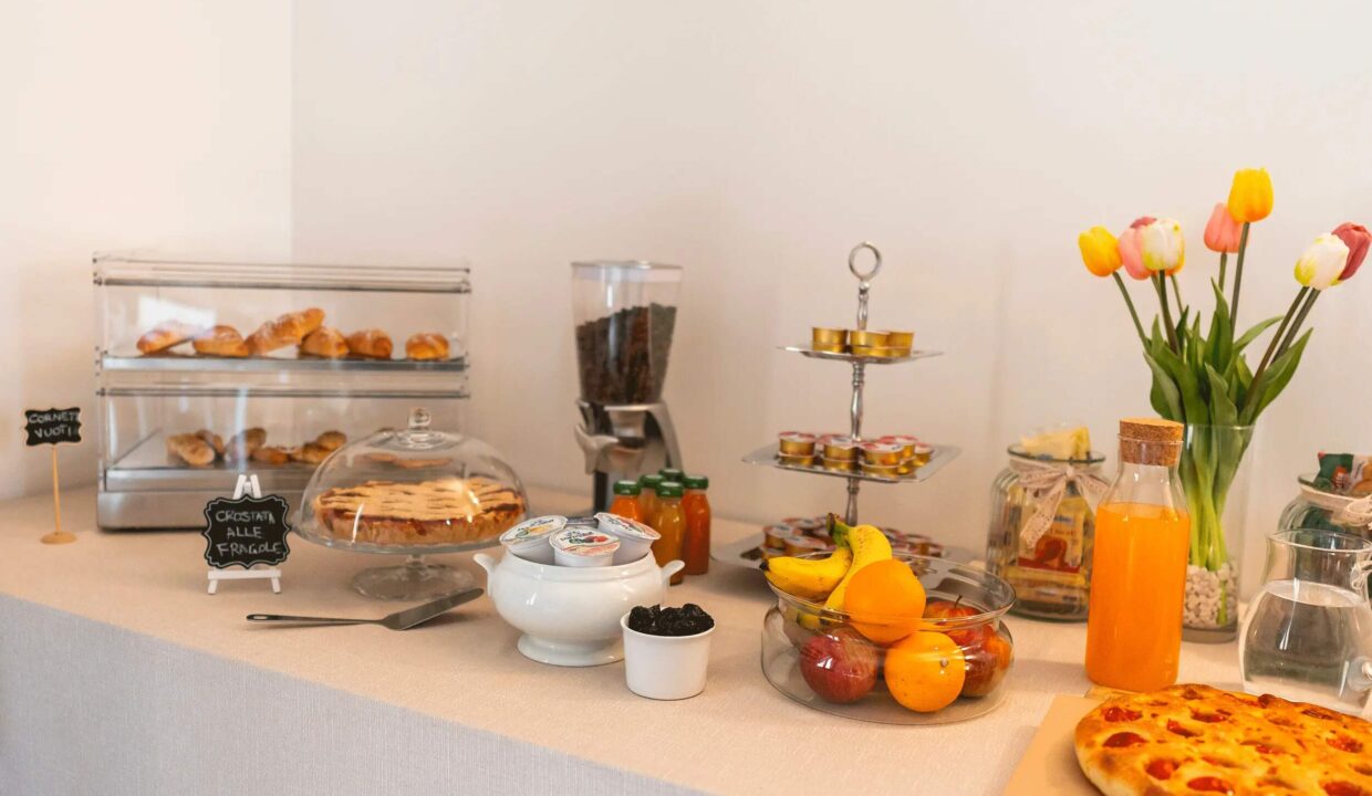 Buffet-colazione-continentale-palazzo-de-luca